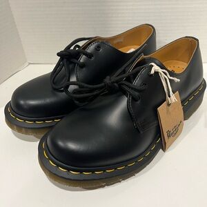 DR. MARTENS SMOOTH LEATHER OXFORD SHOES SIZE Women 8